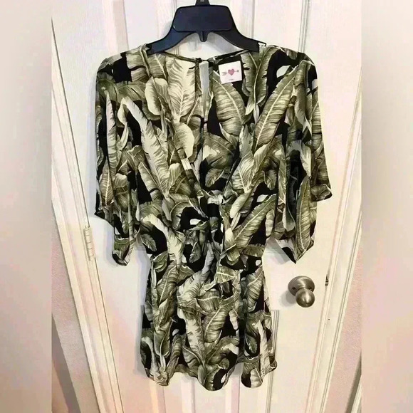 Buddy Love Dresses & Skirts - BUDDY LOVE Short sleeve Dress Leaves Print Size XS